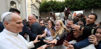 Paus Leo XIV di Turki: Dari Keheningan di Masjid Biru hingga Sentuhan Kasih bagi Lansia