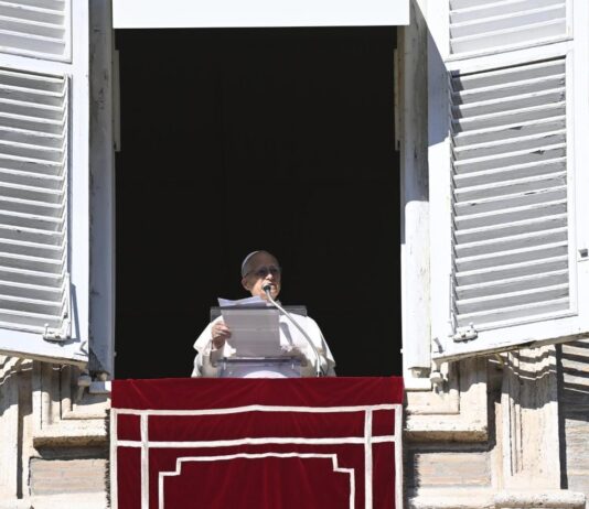 Paus Ajak Keluarga Kristen Menjadi Terang di Tengah “Herodes Modern”