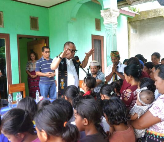 Kado Natal Lintas Agama: Cara Mgr. Maksi Merawat Persaudaraan di Stasi Ta’al dan Siru