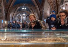 Ribuan Umat Berdoa di Assisi pada Hari Pertama Penampakan Relikui Santo Fransiskus