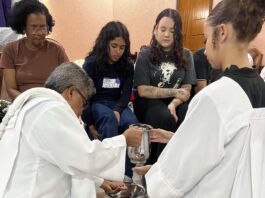 Kaki Dibasuh, Iman Dipertanyakan: Ketika Ekaristi Berhadapan dengan Realitas Sosial