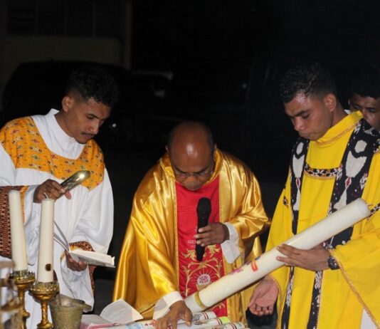 Malam Paskah di Ledalero: Dari Kegelapan Menuju Terang, Umat Diteguhkan Menjadi Pembawa Harapan