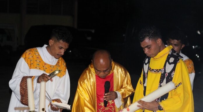 Malam Paskah di Ledalero: Dari Kegelapan Menuju Terang, Umat Diteguhkan Menjadi Pembawa Harapan