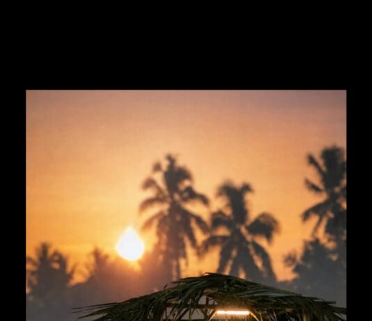Teshuvah: Menggugat Ambisi Geothermal Melalui Tangis di Panggung Ritapiret Rolan (Lino Leo) dan Rati (Monika) sedang melakoni adegan di kebun. (Doc. Frater Gerin Nay).