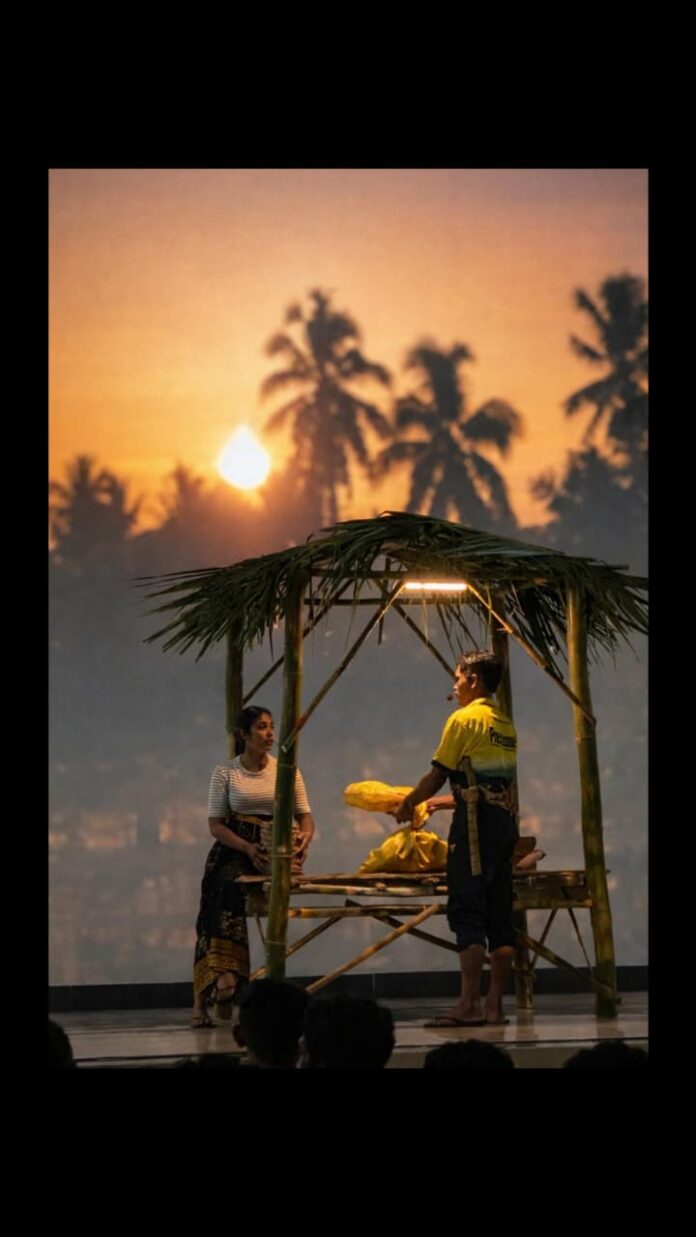 Rolan (Lino Leo) dan Rati (Monika) sedang melakoni adegan di kebun. (Doc. Frater Gerin Nay).