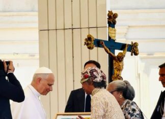 Seniman Indonesia Menyerahkan Lukisan ‘Jalan Salib’ ke Paus Leo di Vatikan