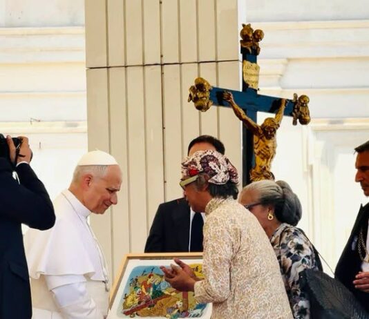 Seniman Indonesia Menyerahkan Lukisan ‘Jalan Salib’ ke Paus Leo di Vatikan