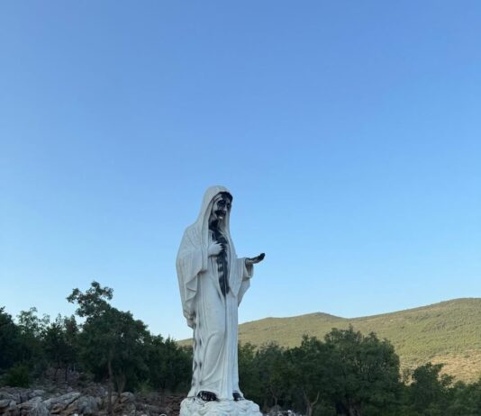 Patung Bunda Maria di Bosnia Dinodai, Paroki Serukan Doa dan Pengampunan