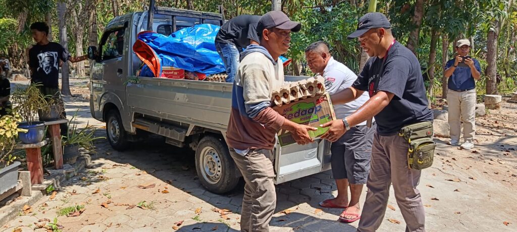 Penyaluran bantuan kemanusiaan bagi warga terdampak gempa di Paroki Wae Nakeng. (Foto: Dok. Keuskupan Labuan Bajo)