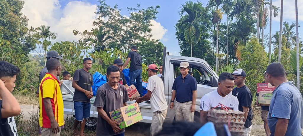 Penyaluran bantuan kemanusiaan bagi warga terdampak gempa di Paroki Rangga. (Foto: Dok. Keuskupan Labuan Bajo)