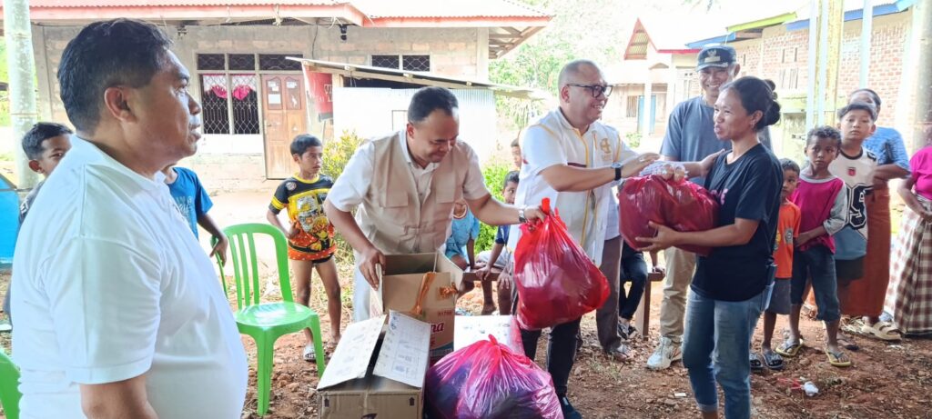 Mgr. Maksimus Regus menyerahkan bantuan kepada para penyintas gempa bumi di wilayah Keuskupan Labuan Bajo. (Foto: Caritas Keuskupan Labuan Bajo)