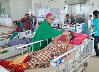 Mencari Wajah Tuhan di Balik Puing Gempa Flores Bersama Uskup Labuan Bajo